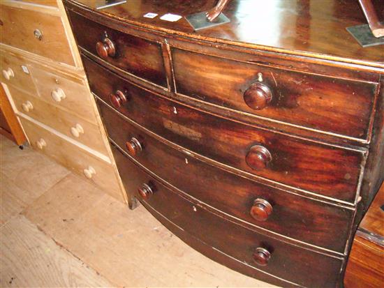 Victorian mahogany bow front chest of drawers(-)